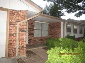 319 Ne Skyline Cir - Photo 1 of 1