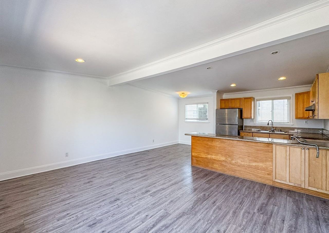 627 Westminster Ave #4 - Photo 3 of 17