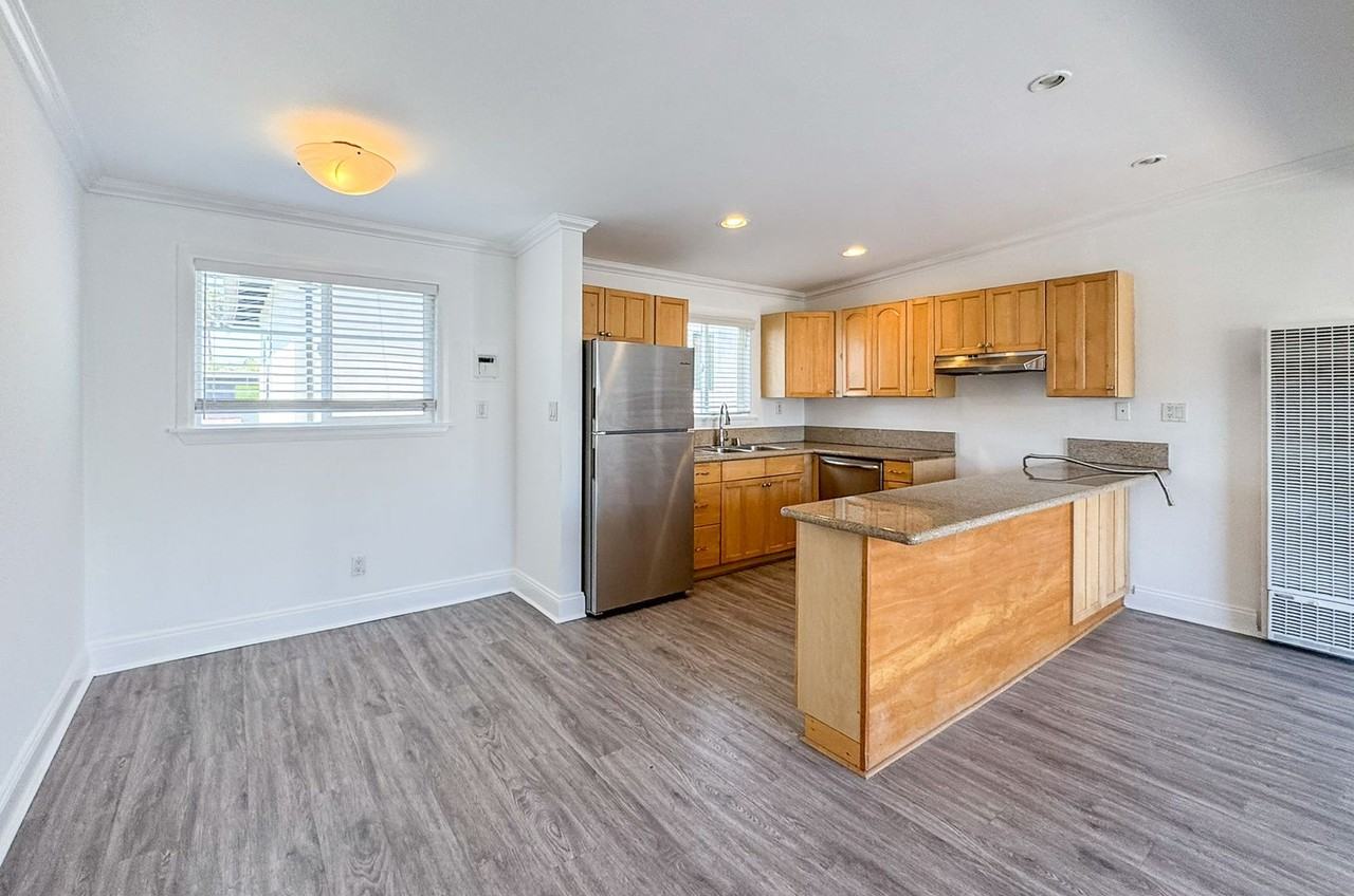 627 Westminster Ave #4 - Photo 4 of 17