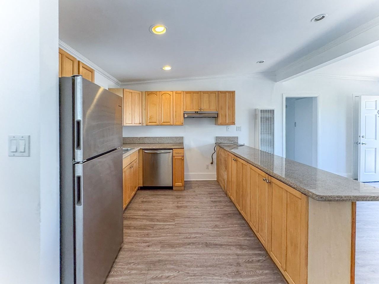 627 Westminster Ave #4 - Photo 5 of 17