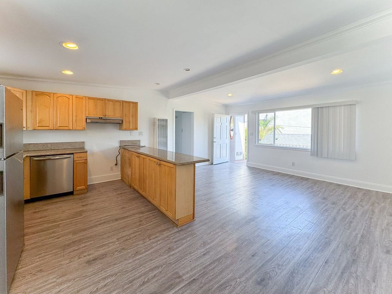 627 Westminster Ave #4 - Photo 6 of 17