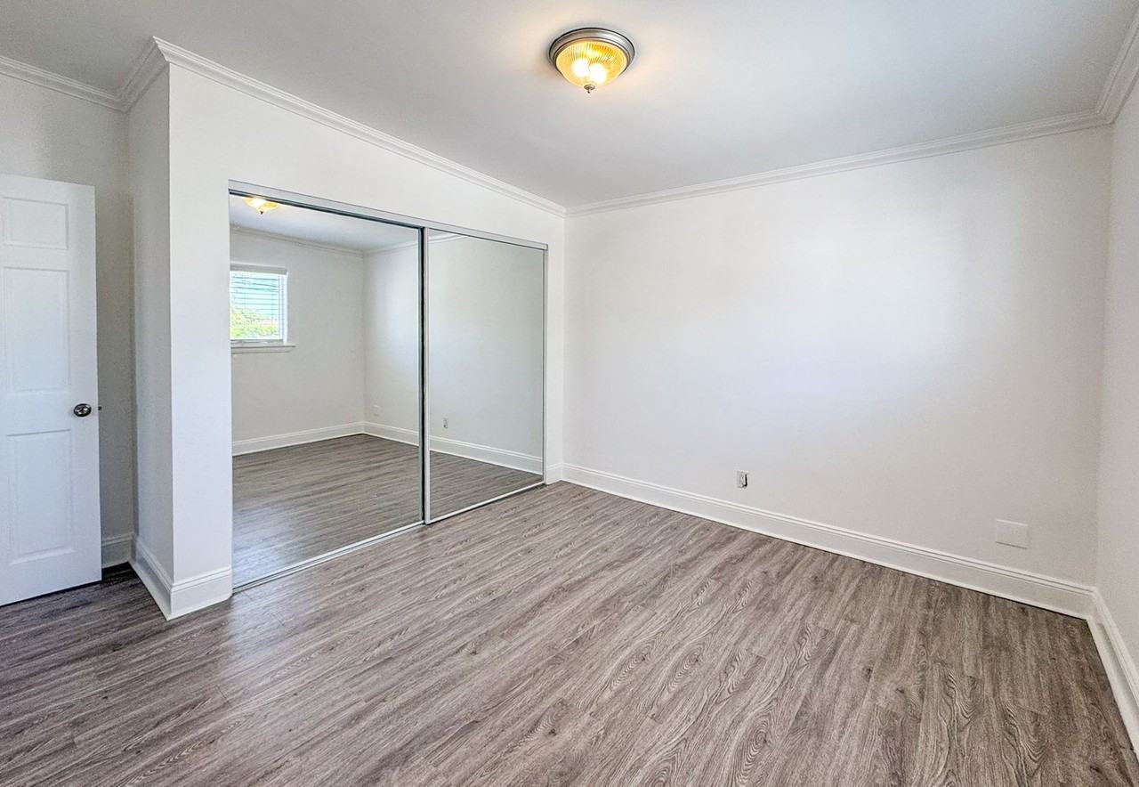 627 Westminster Ave #4 - Photo 7 of 17