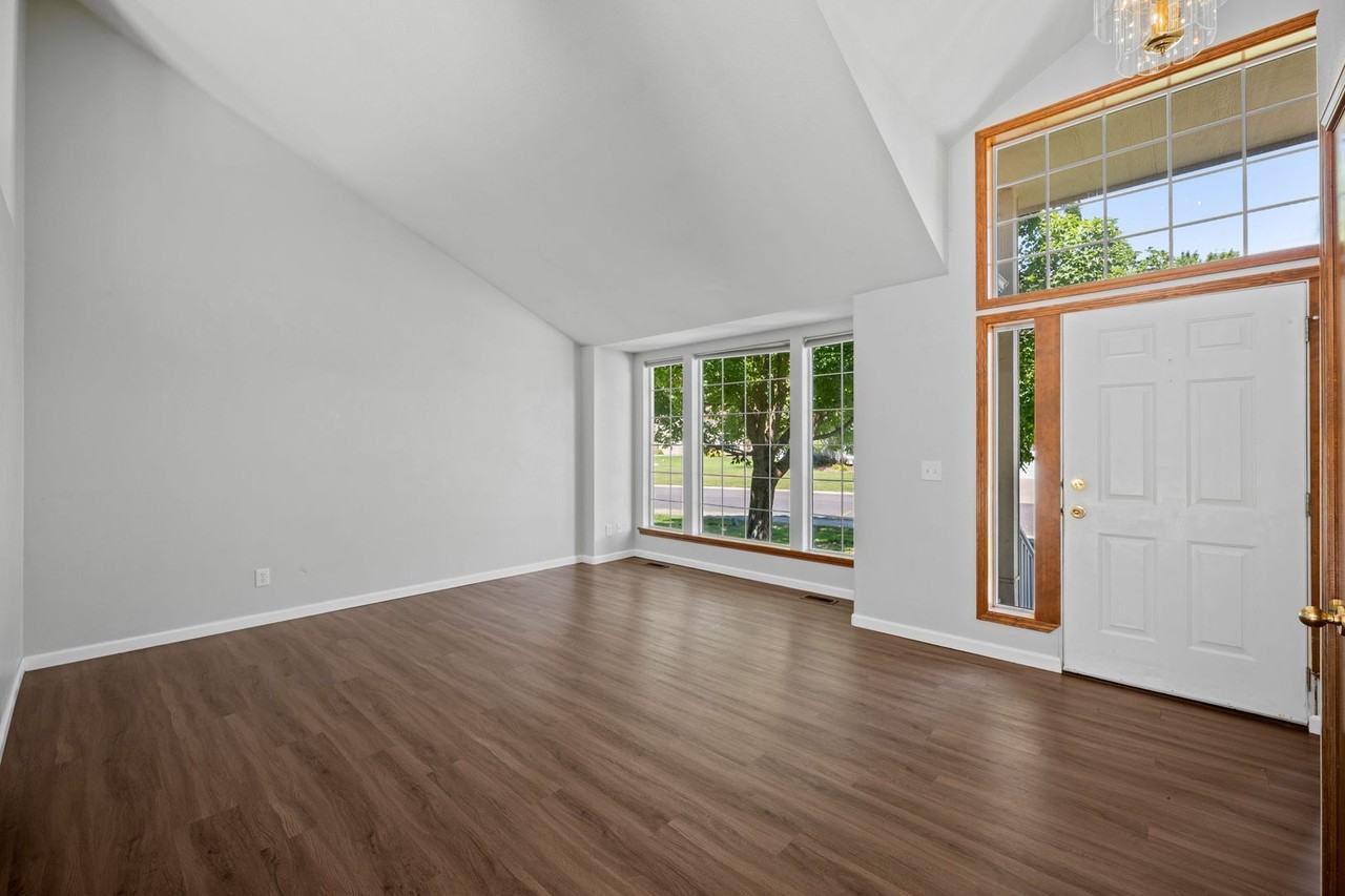 412 E Piper Glen Ct - Photo 4 of 32