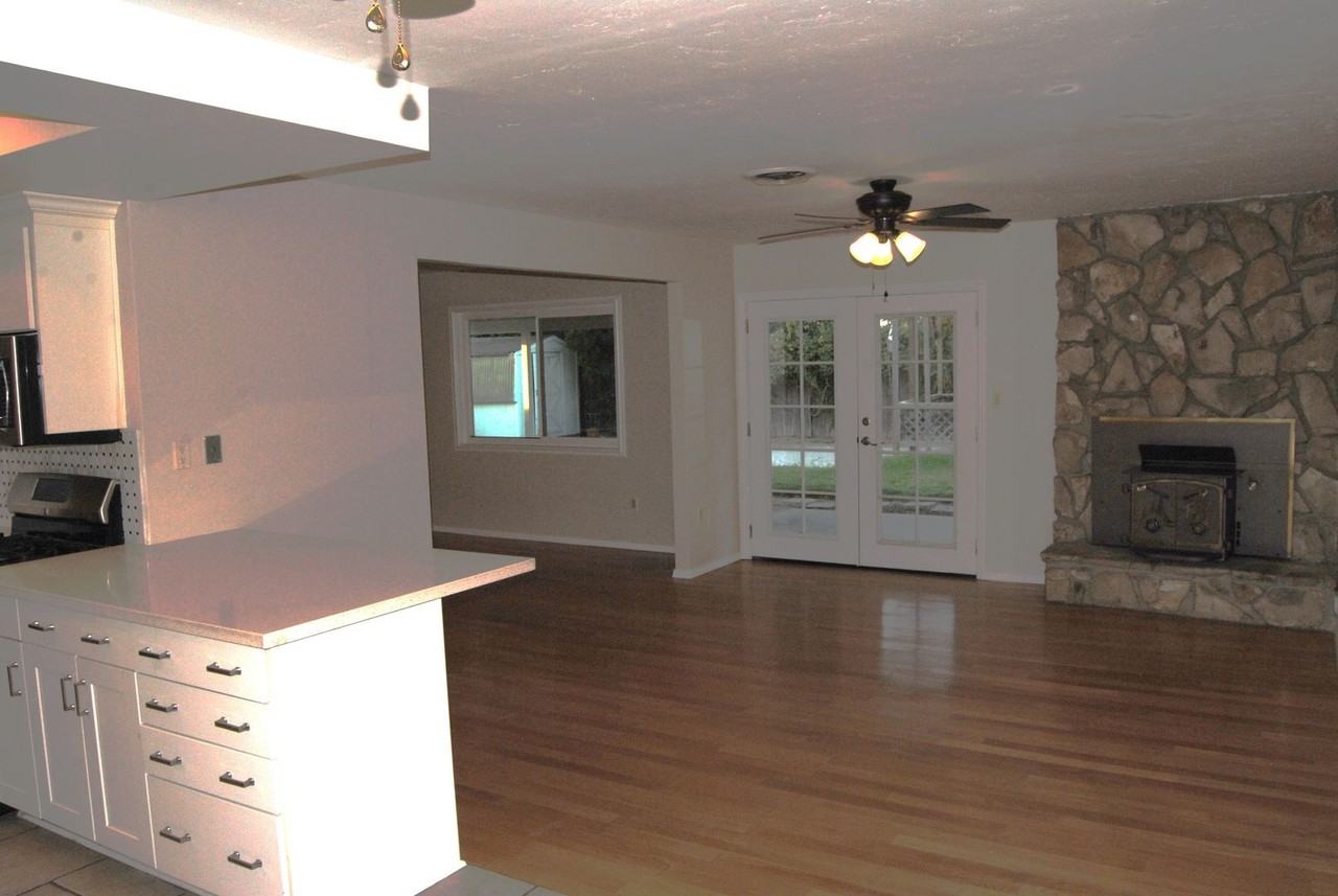 924 Montclair St - Photo 4 of 16