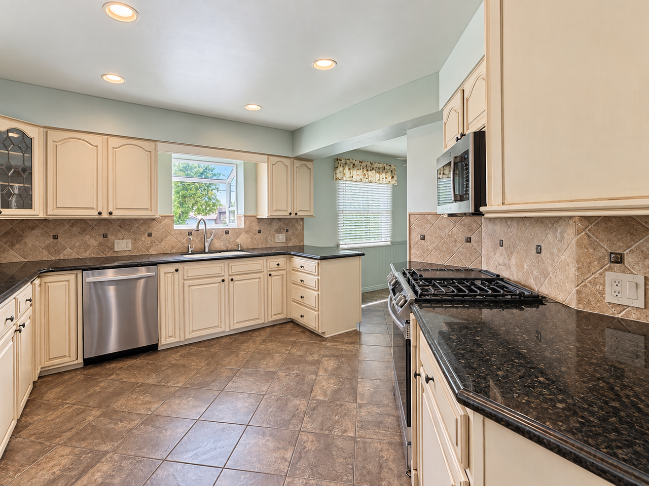 719 E Bennett Ave - Photo 4 of 33