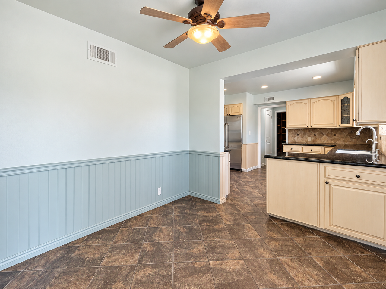 719 E Bennett Ave - Photo 5 of 33