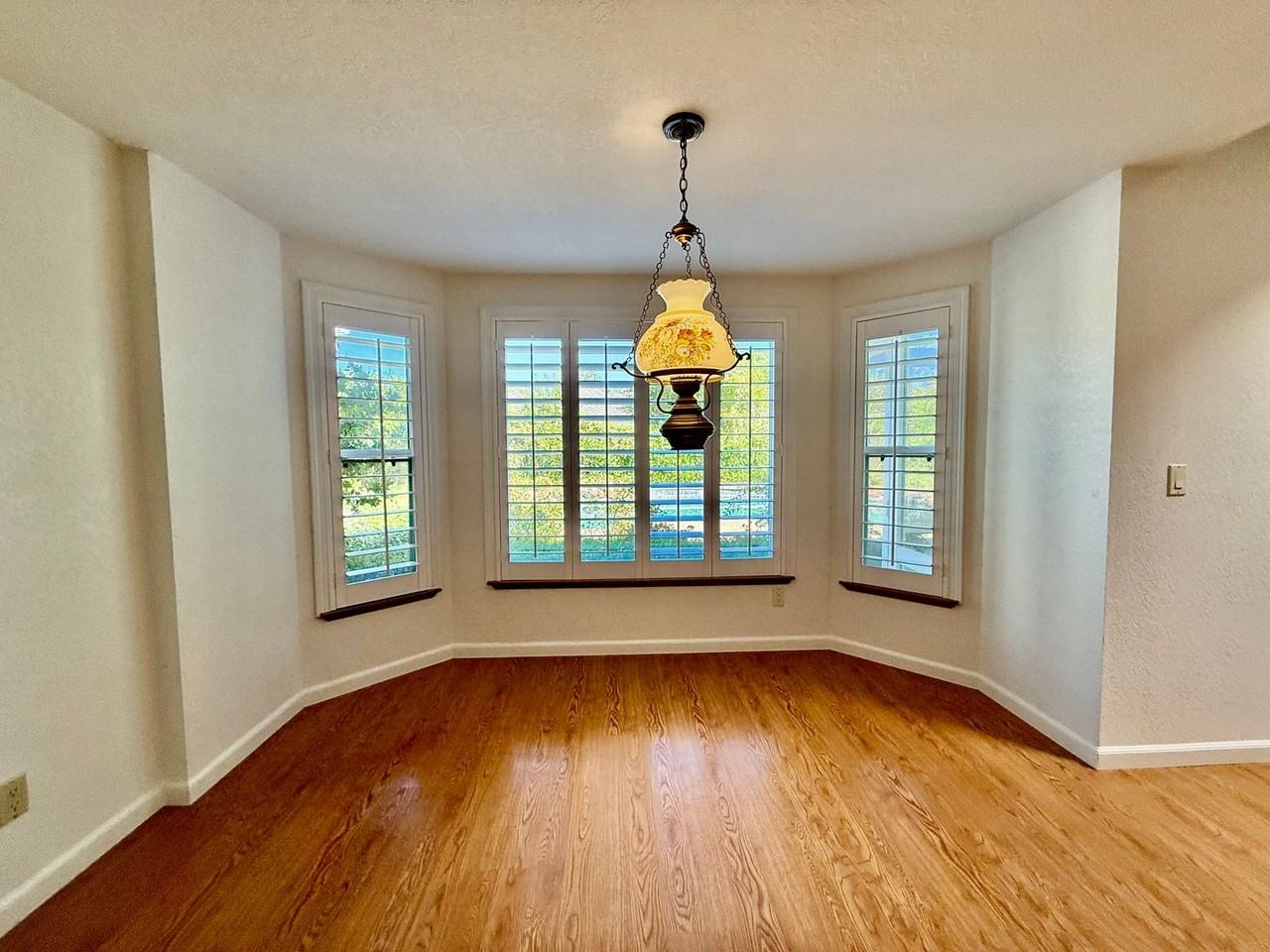 1101 Newport Way - Photo 3 of 30