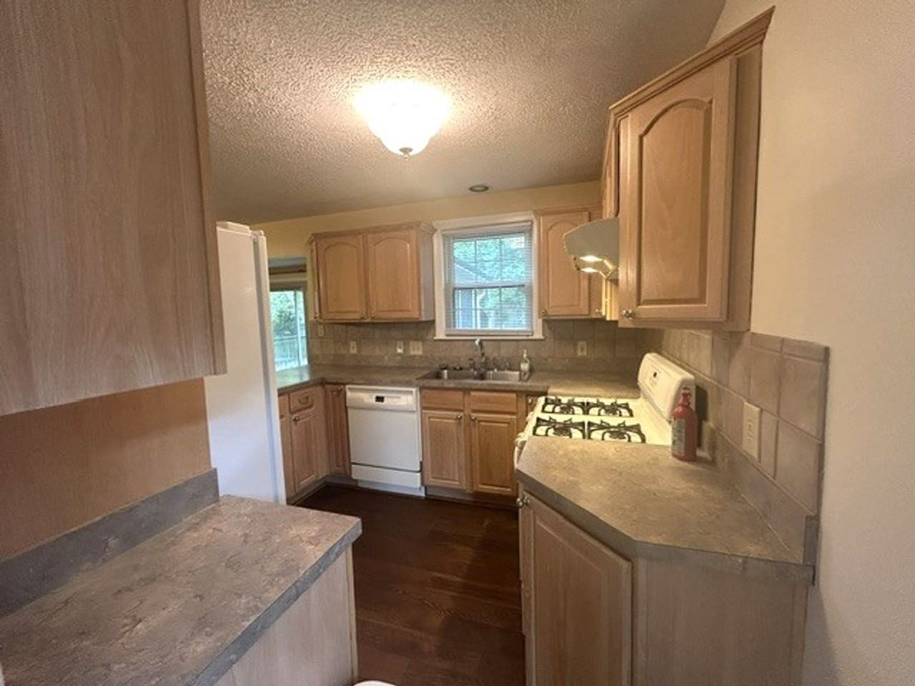 582 Mitchell Ave - Photo 6 of 28