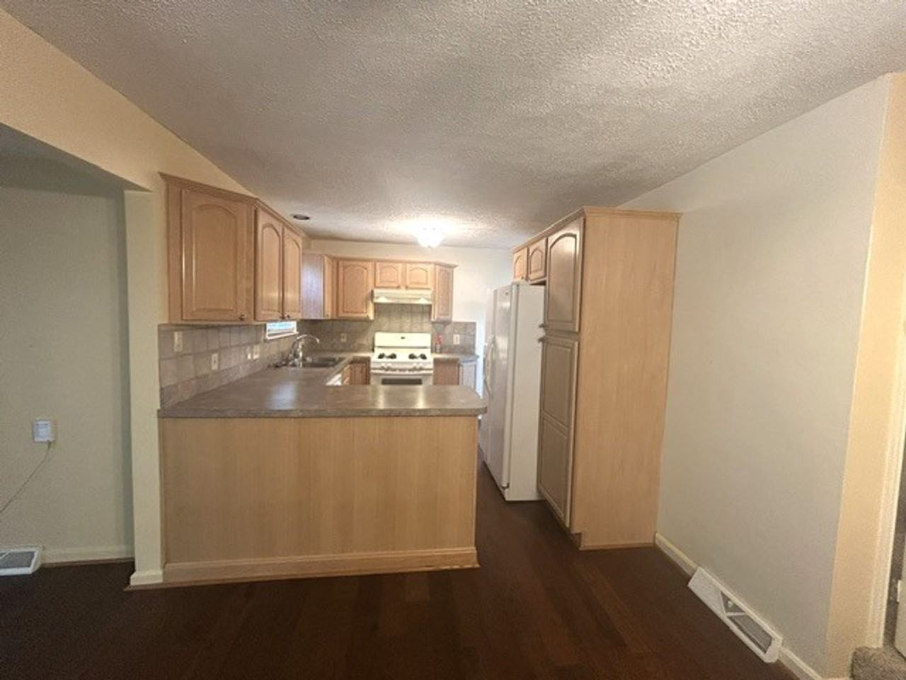 582 Mitchell Ave - Photo 7 of 28