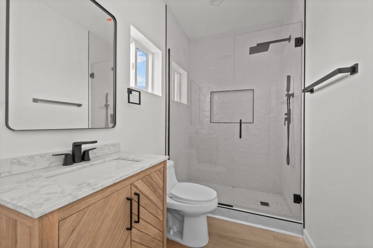 606 S 46th St - Photo 4 of 10