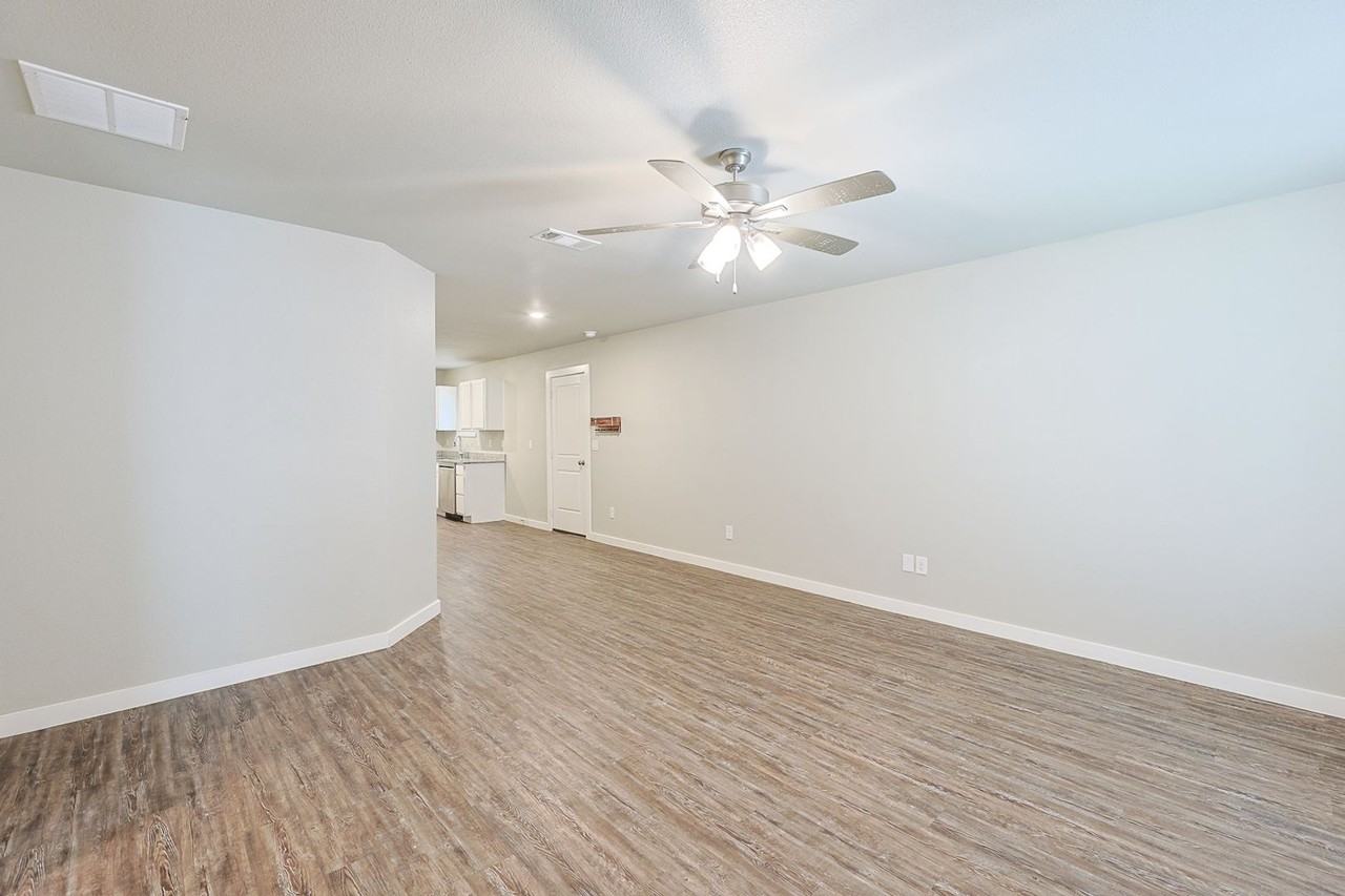 410 E 30th St - Photo 4 of 20