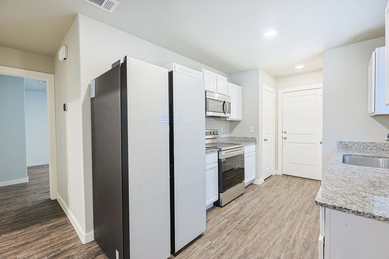 410 E 30th St - Photo 5 of 20