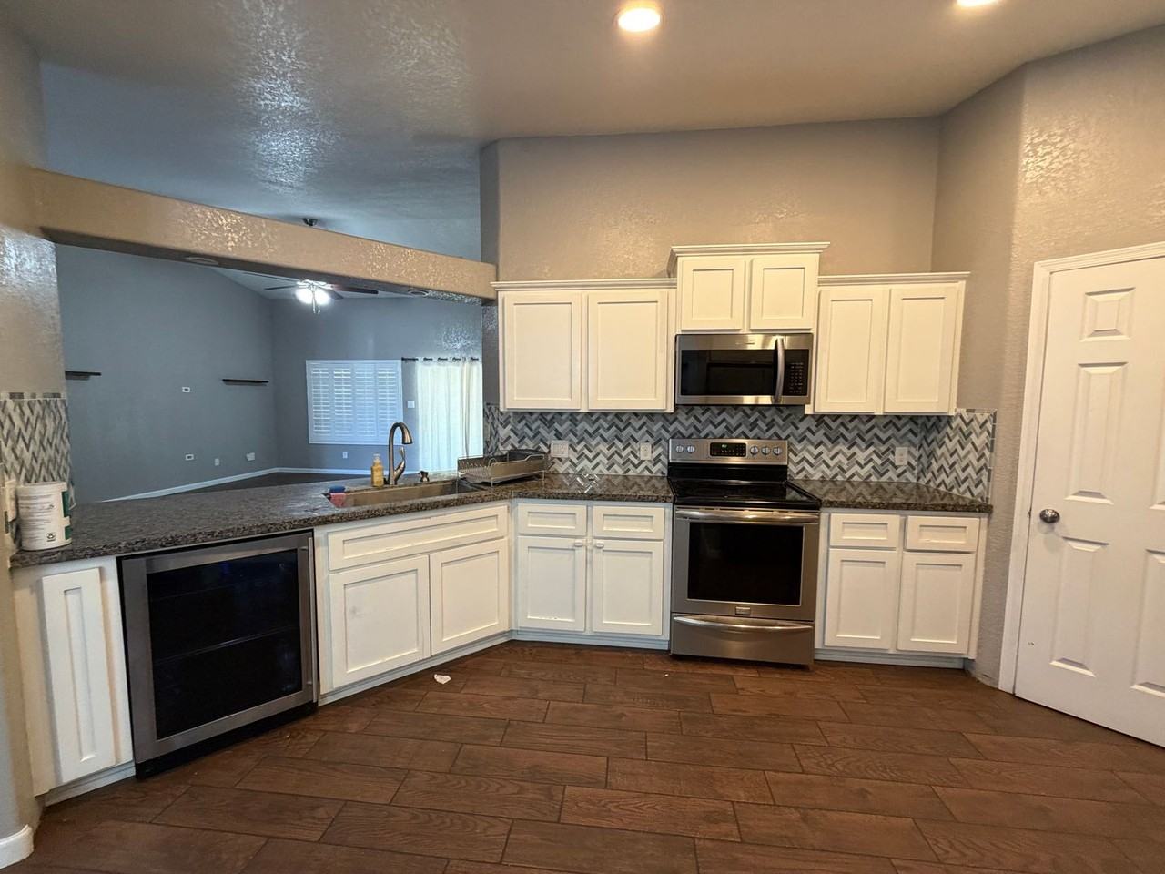 1633 E B St - Photo 5 of 36
