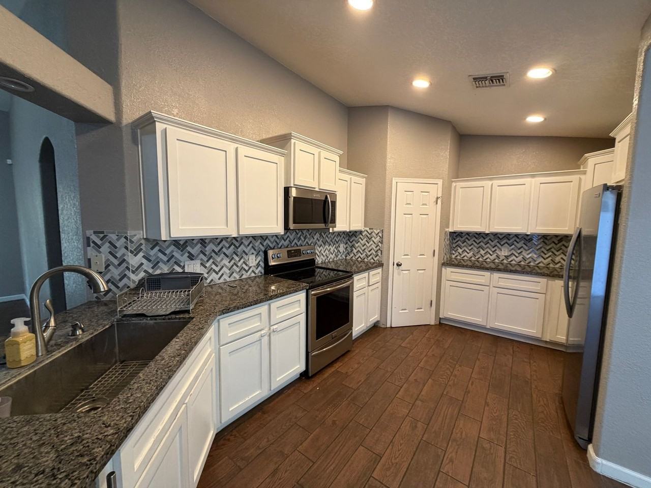 1633 E B St - Photo 6 of 36