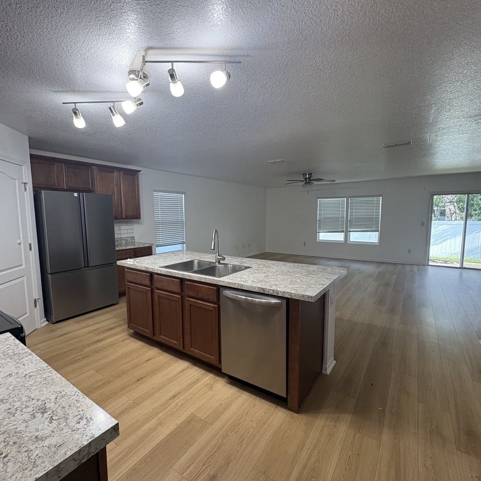113 Paradise Ct - Photo 3 of 17