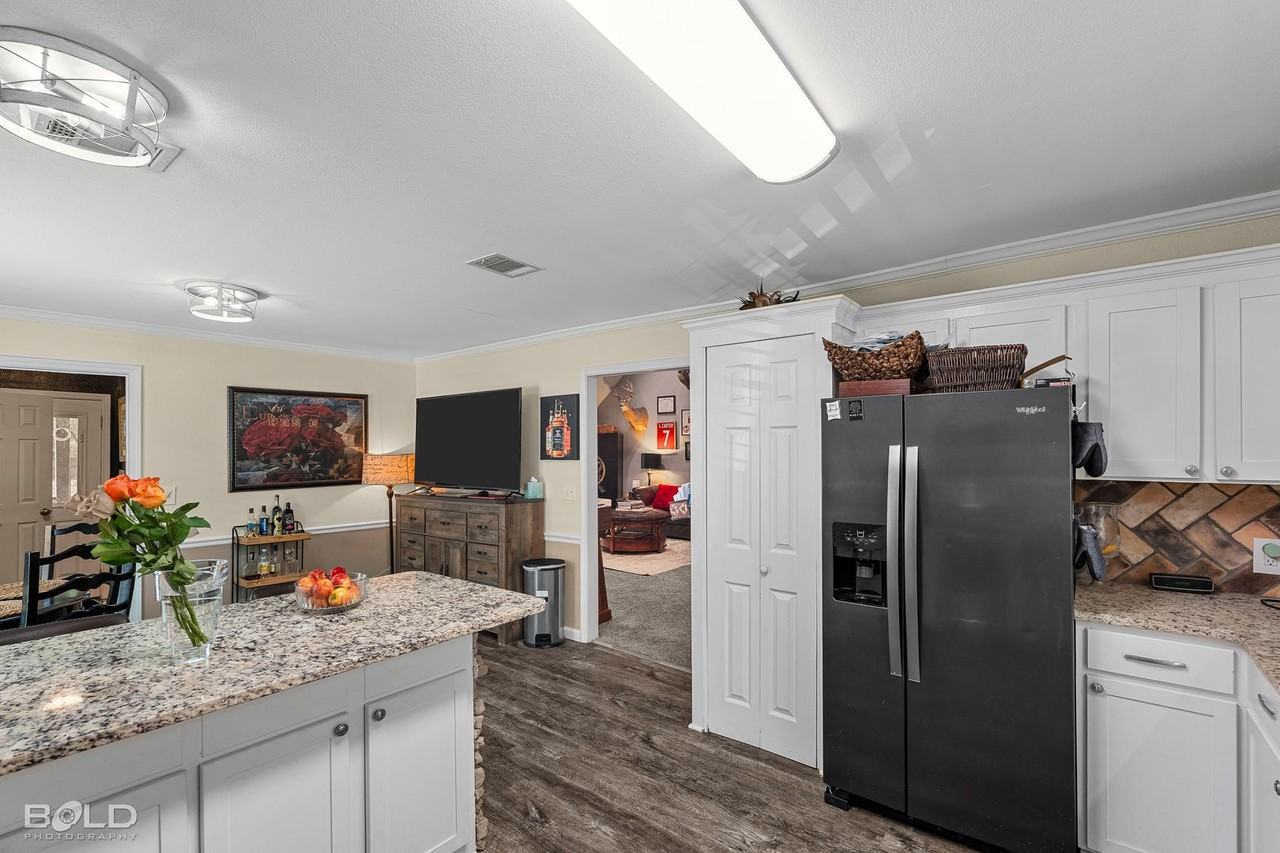 1034 Cattlemans Trl - Photo 4 of 50