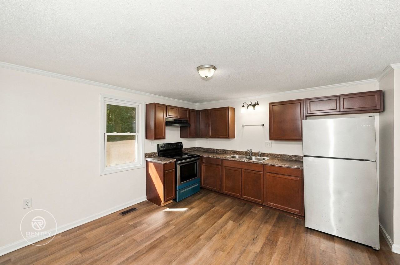 2106 E Greenbriar Rd - Photo 2 of 11