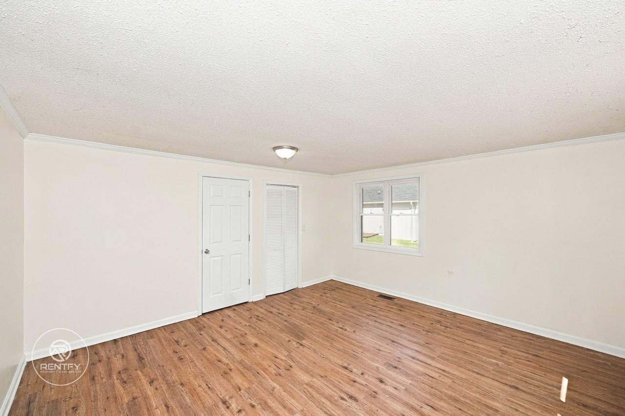 2106 E Greenbriar Rd - Photo 5 of 11