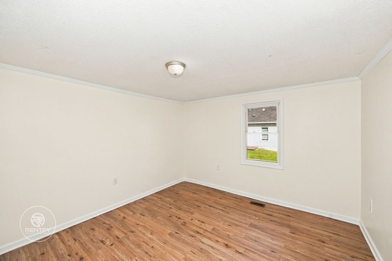 2106 E Greenbriar Rd - Photo 7 of 11