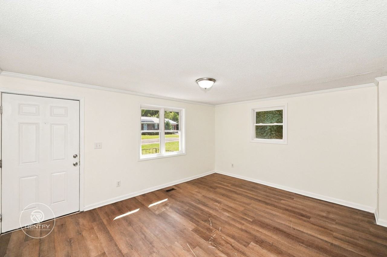 2106 E Greenbriar Rd - Photo 3 of 11
