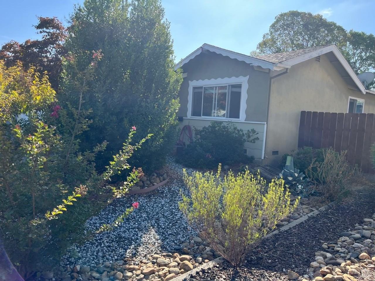 1601 Yellowstone St - Photo 2 of 14