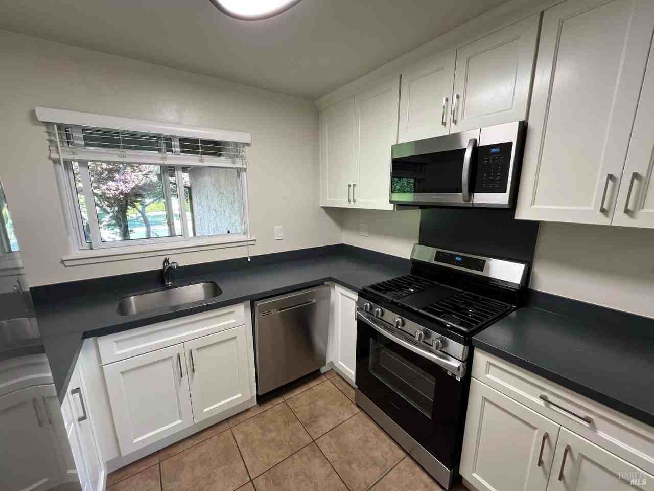 1601 Yellowstone St - Photo 6 of 14