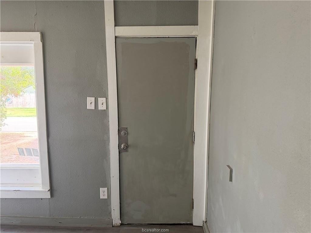 806 Henderson St - Photo 3 of 9