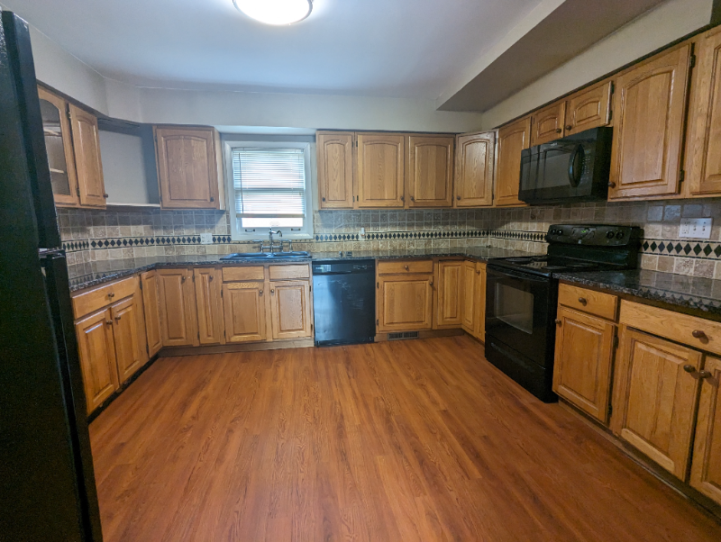 766 W Washington Ave - Photo 2 of 4