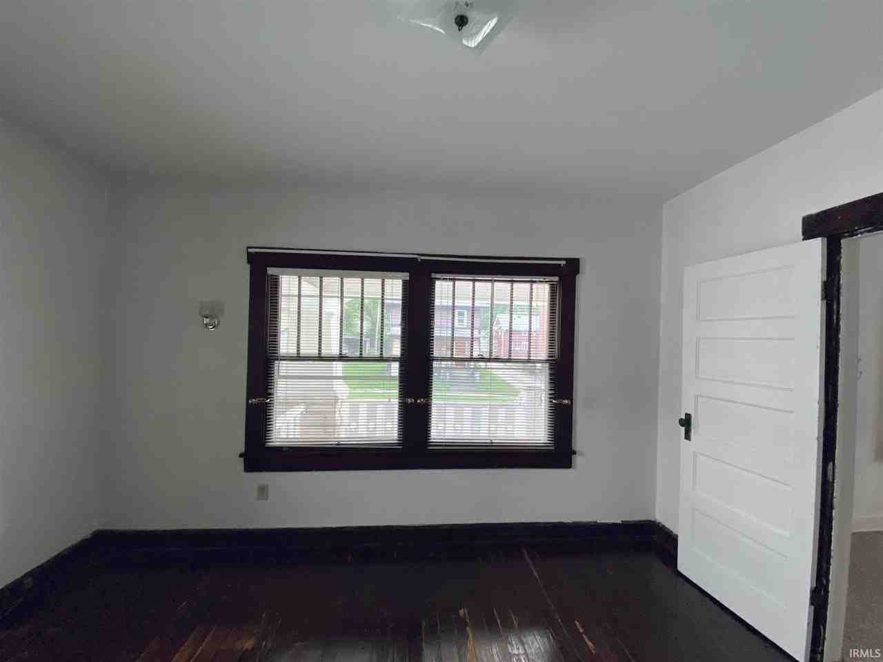 717 E 2nd St - Photo 6 of 34