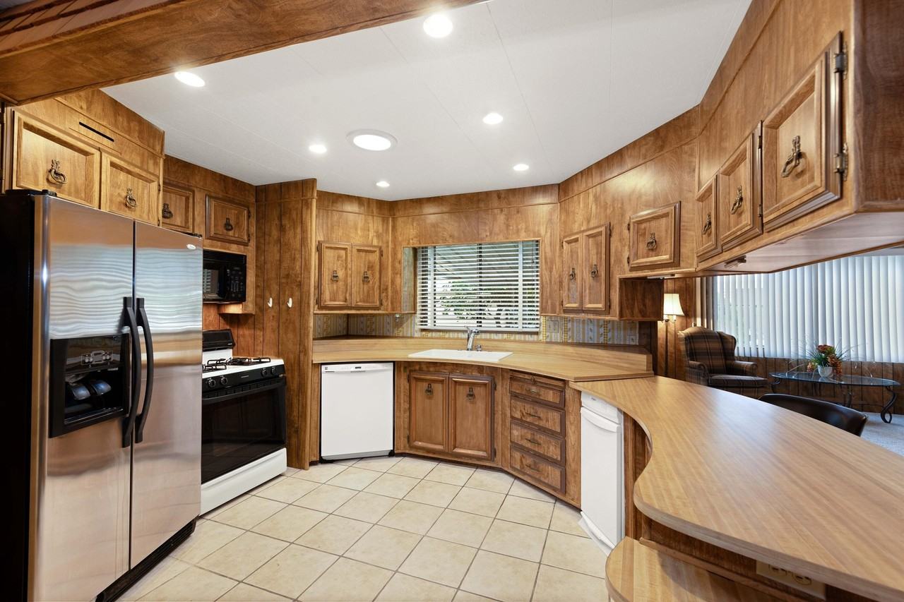 358 Andorra Way - Photo 3 of 36