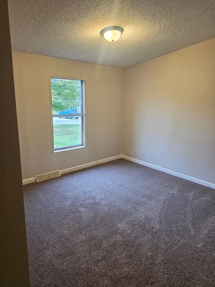 1129 Wooddale Rd - Photo 7 of 8