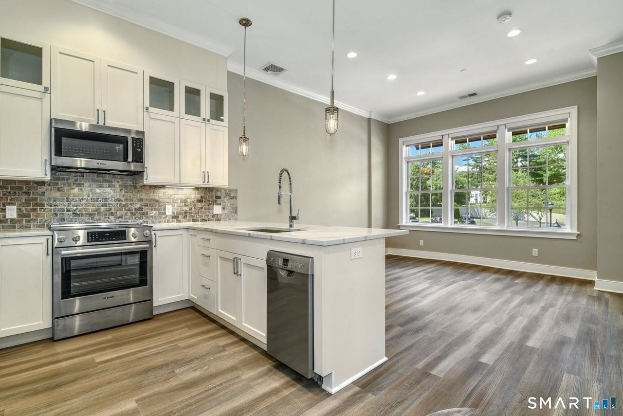 1077 Post Rd #3 - Photo 3 of 12