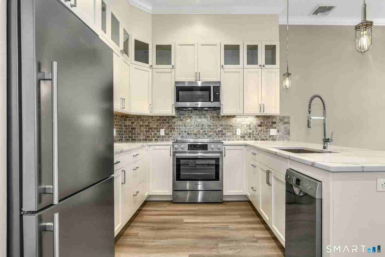 1077 Post Rd #3 - Photo 4 of 12