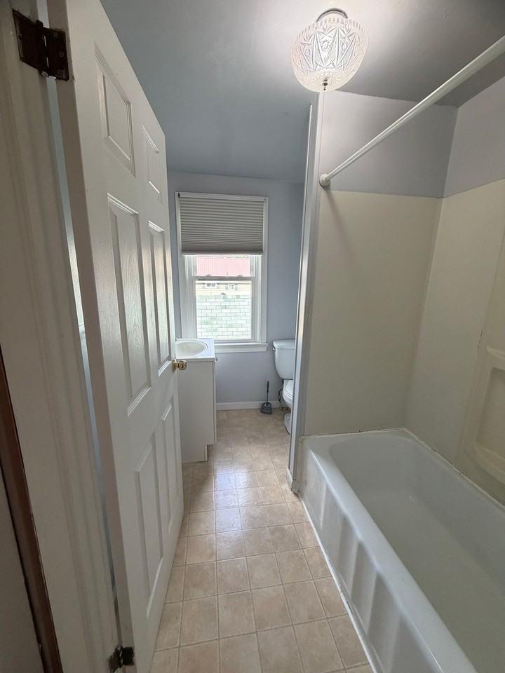 411 Argyle St #413 - Photo 5 of 8