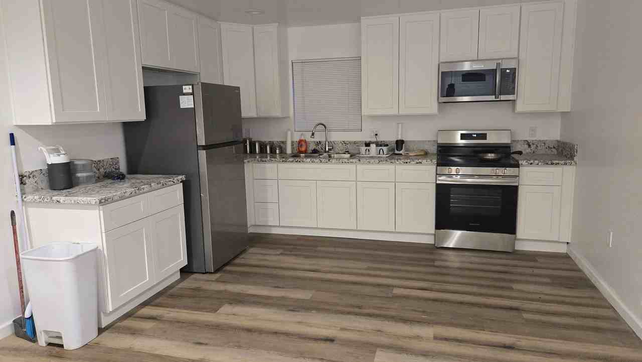 725 31st St #B - Photo 2 of 14