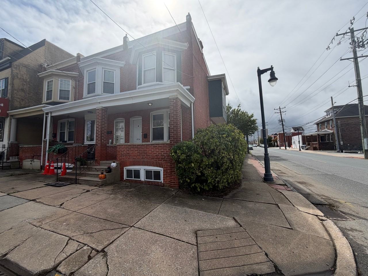 1834 W 11th St - Photo 2 of 16