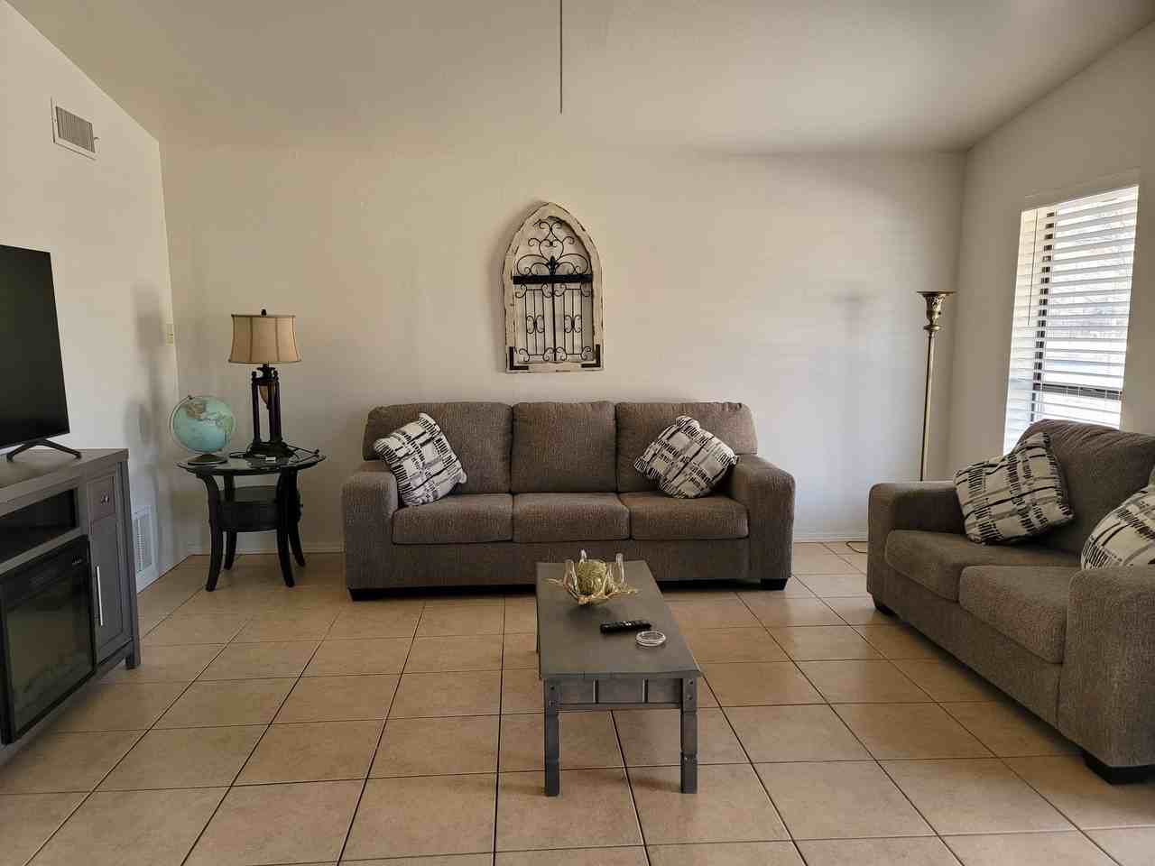 300 W 9th St #B - Photo 3 of 7