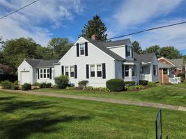 featured image of 940 Oakmont Ave