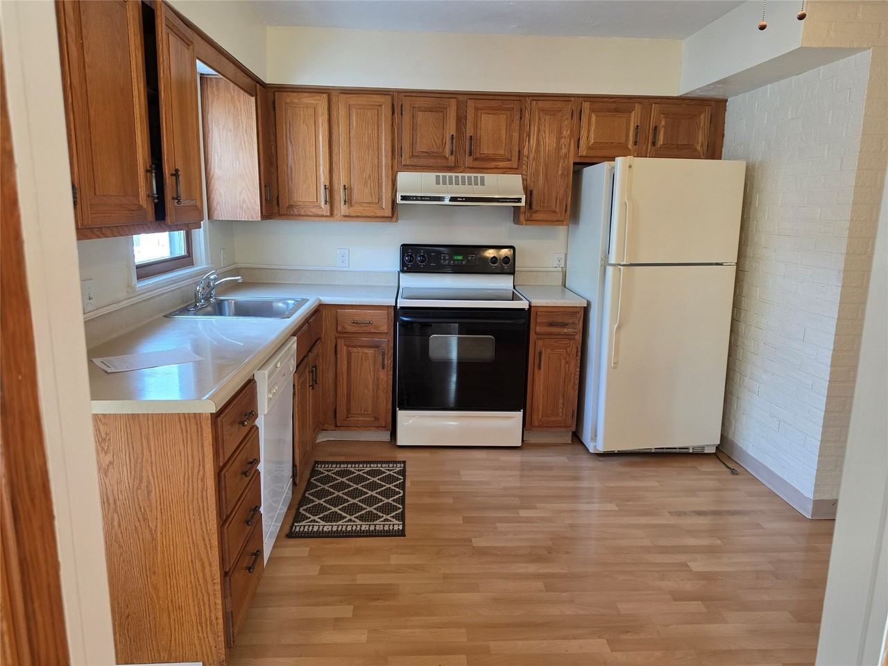 940 Oakmont Ave - Photo 2 of 12