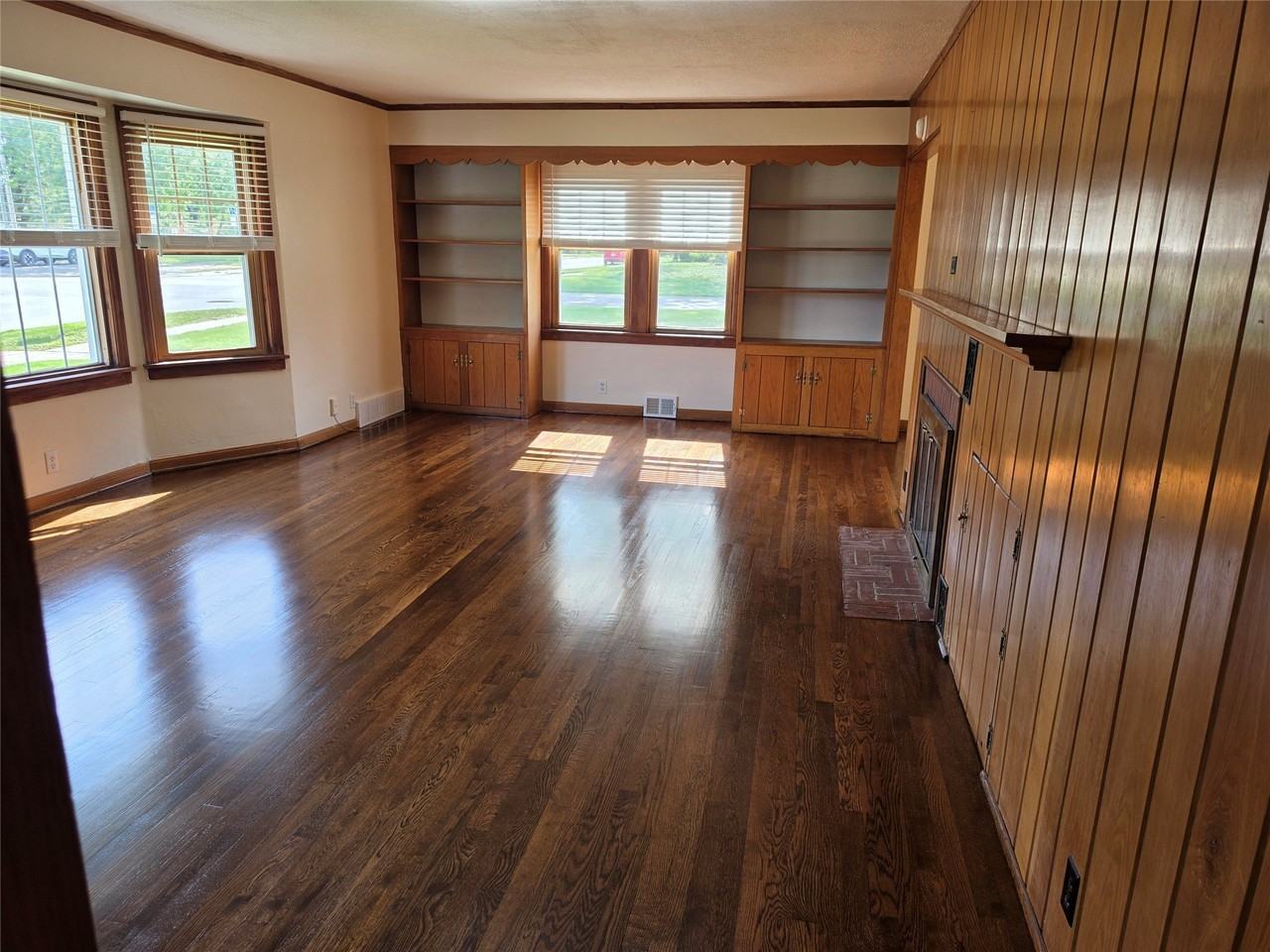 940 Oakmont Ave - Photo 3 of 12