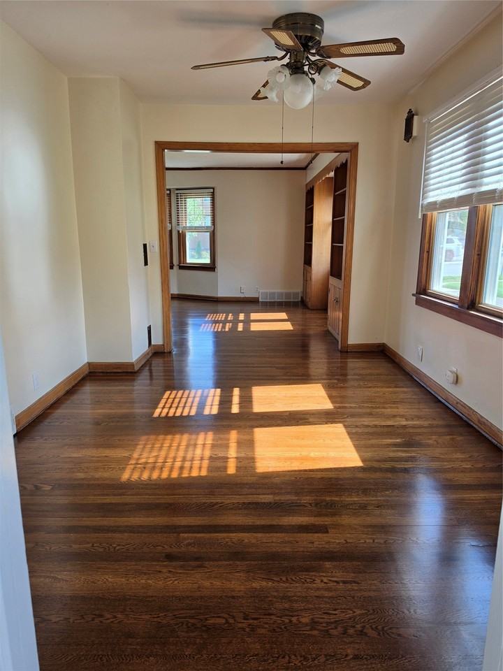 940 Oakmont Ave - Photo 4 of 12