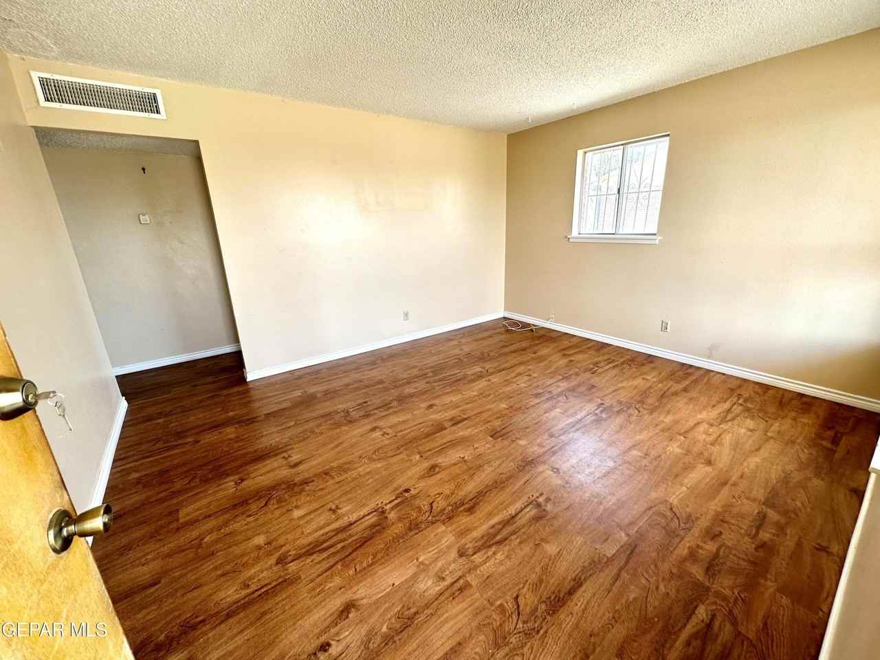 10241 Kellogg St - Photo 4 of 19