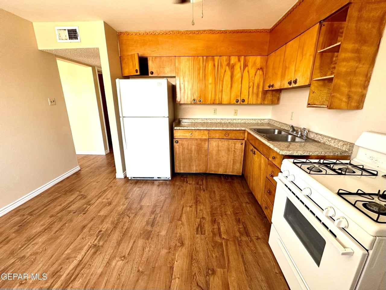 10241 Kellogg St - Photo 6 of 19