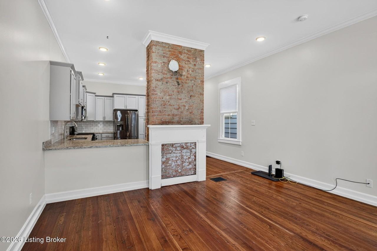 1122 E Burnett Ave - Photo 5 of 29