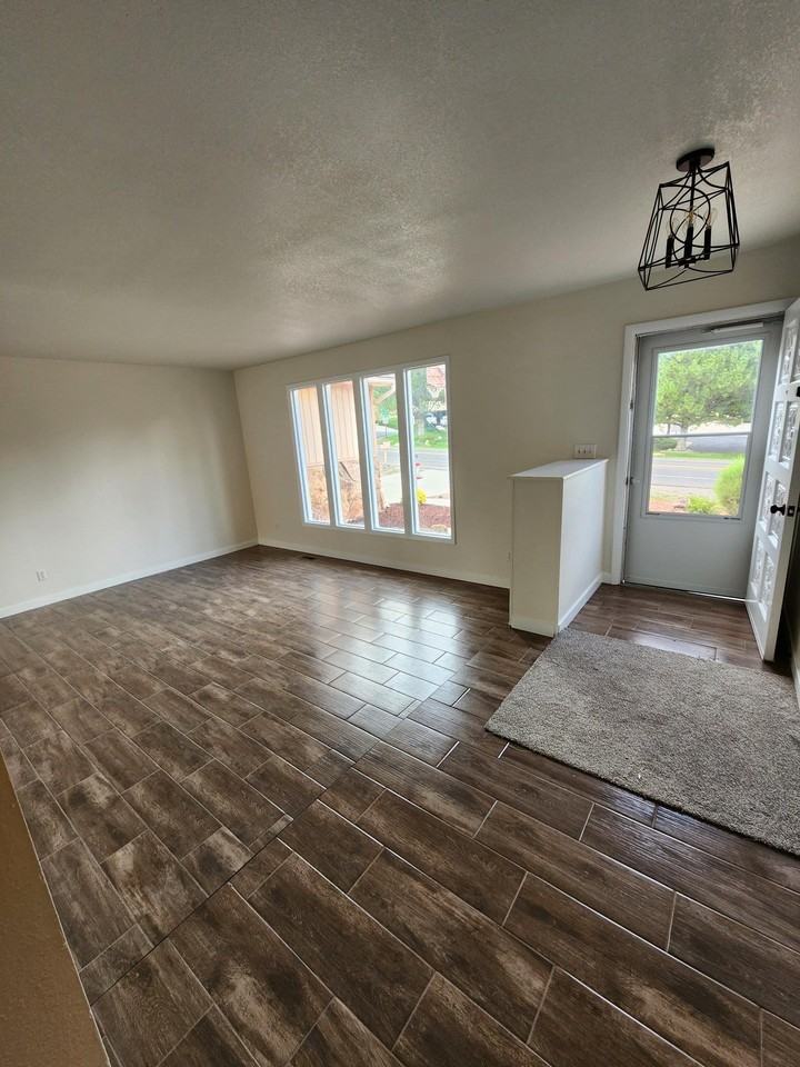 2389 Ridge Circle Dr - Photo 2 of 15