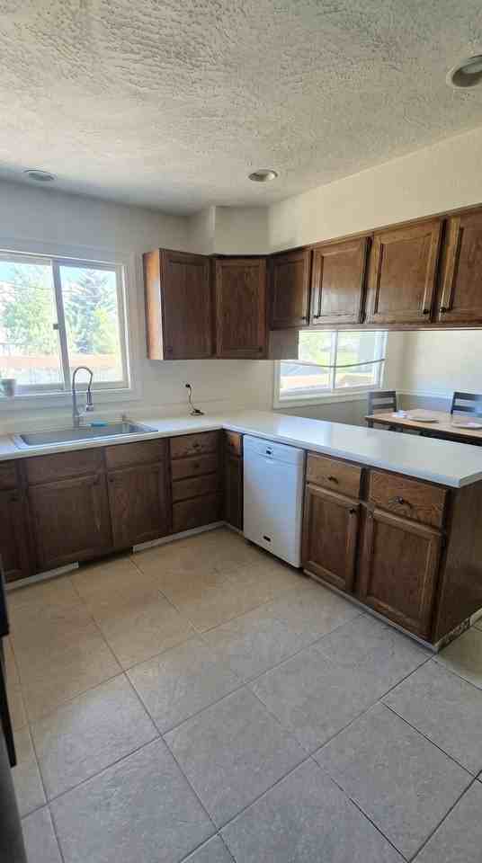823 Washington St - Photo 3 of 15