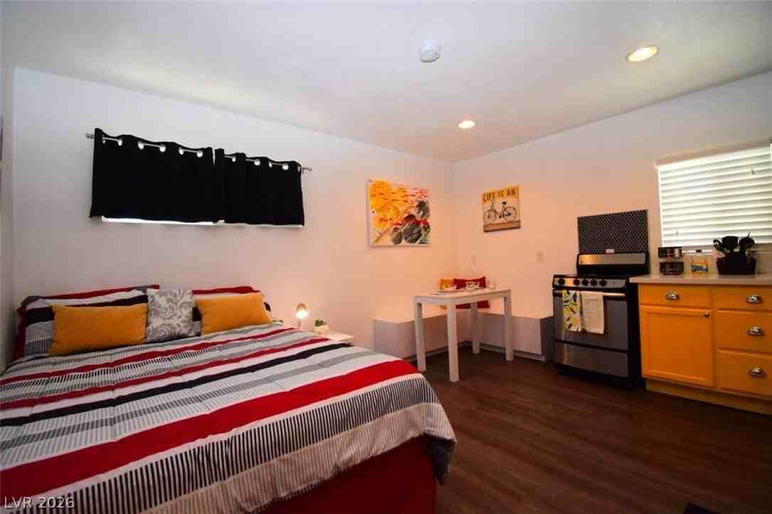 308 S 10th St #B - Photo 3 of 17
