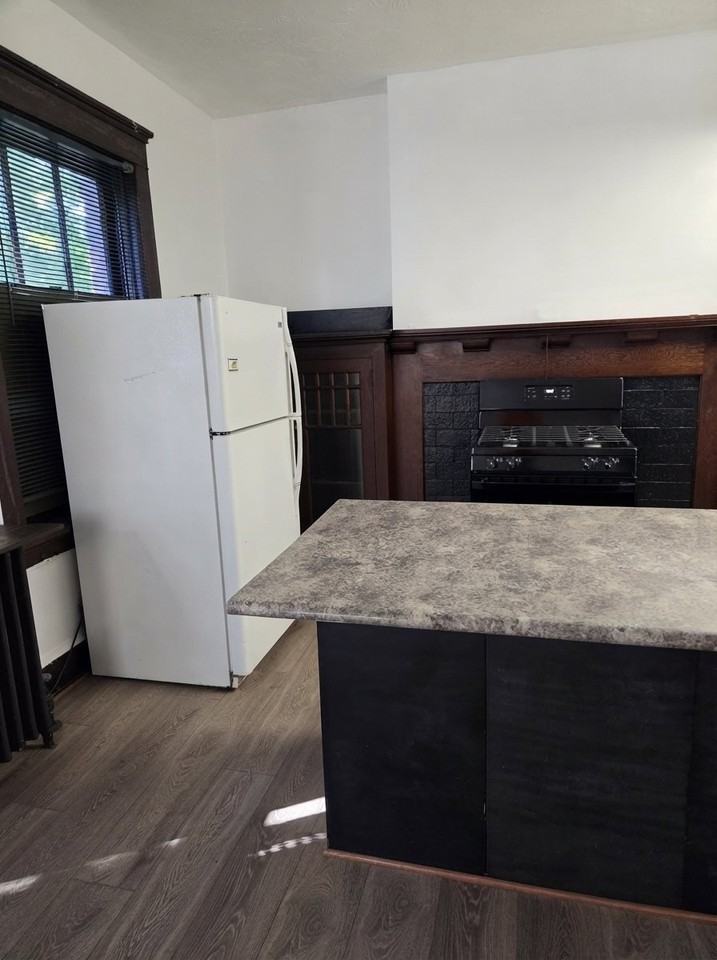 648 Winthrop St #A - Photo 2 of 7