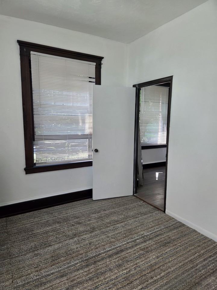 648 Winthrop St #A - Photo 3 of 7
