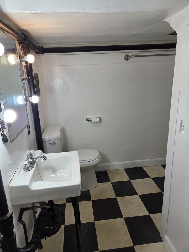 648 Winthrop St #A - Photo 5 of 7